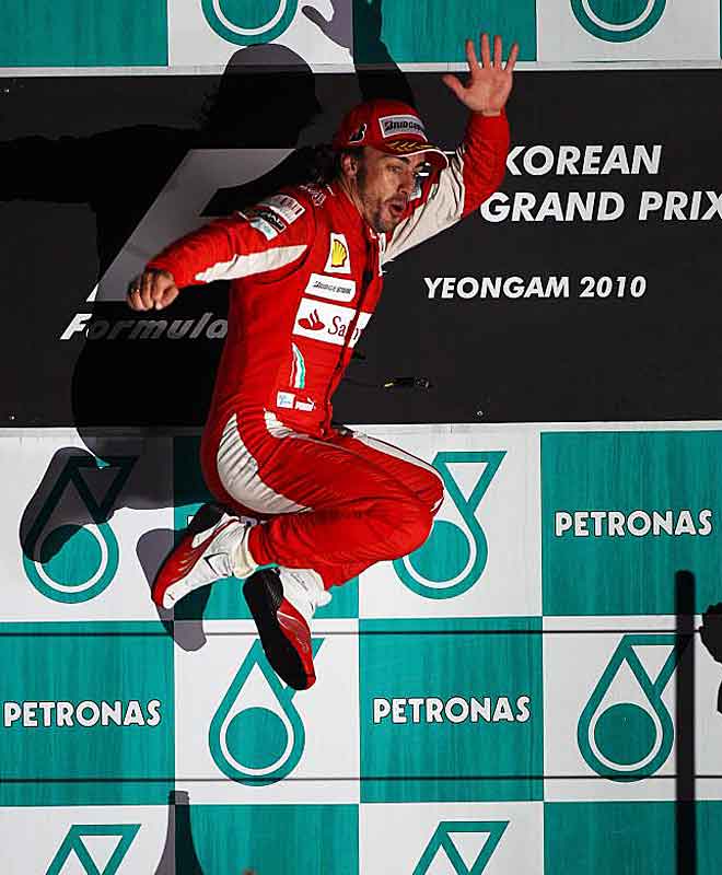 Fernando alonso da un salto de alegra en el podio del Gran Premio de Corea.
