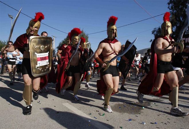 Estos atletas se presentaron de esta manera en el maratn que se celebr en Atenas (Grecia).