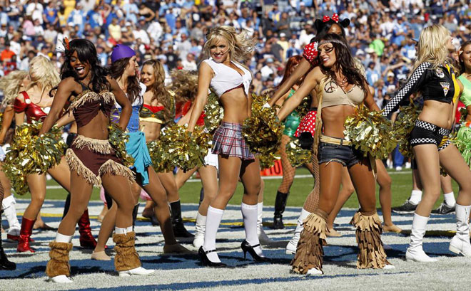 Las cheerleaders de las San Diego Chargers durante el partido de la NFL que enfrent a su equipo con los Titans.