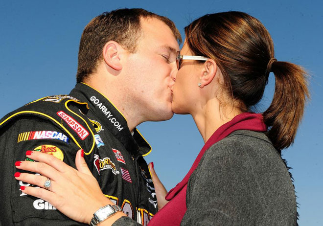 Ryan Newman recibiendo la felicitacin de su esposa Krissie a la conclusin de la NASCAR Sprint Cup Series AMP Energy Juice 500.