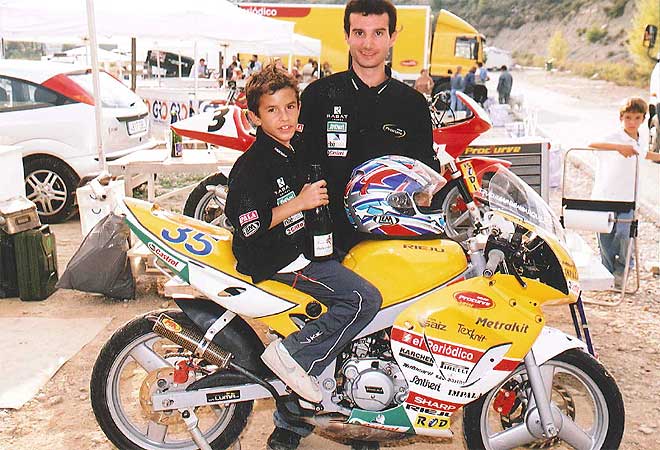 Marc fue un chaval que nunca se separ de las motos. Siempre las prefiri antes que los clsicos juegos de un chico de su edad.