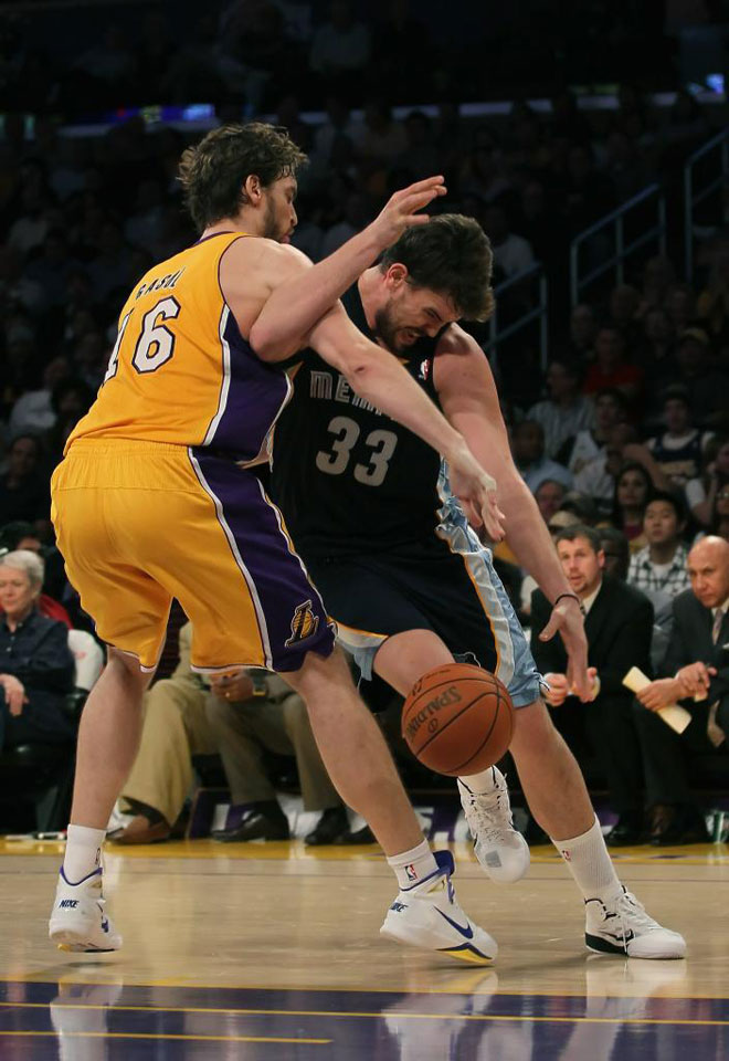 El duelo entre los hermanos Gasol se est convirtiendo en uno de los grandes clsicos de la NBA. Tanto Marc como Pau se emplearon al mximo en el triunfo de los Lakers ante Memphis.