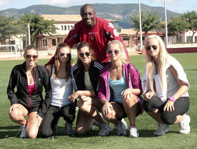 El delantero del Mallorca pos sonriente con las bellas alumnas de la Escuela de Tenis Guillermo Vilas