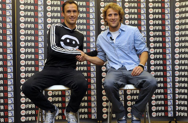 El central madridista y el delantero atltico estuvieron juntos en un acto del FIFA 2011.