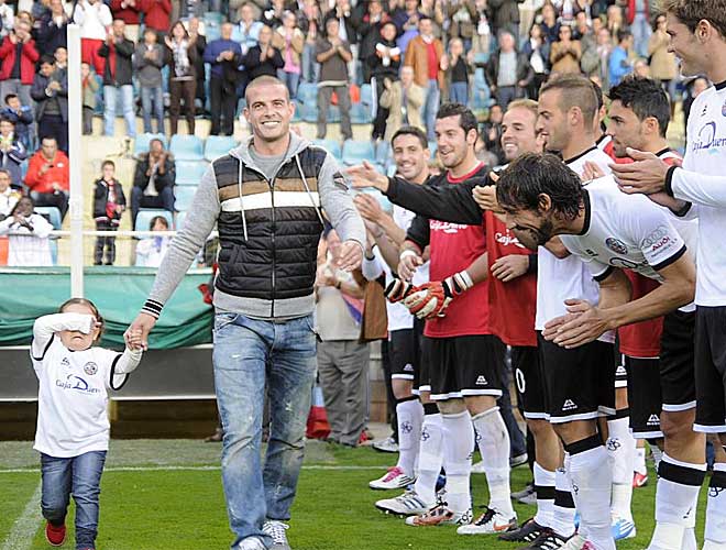 El ex jugador de Salamanca y Albacete fue ovacionado por sus ex compaeros.