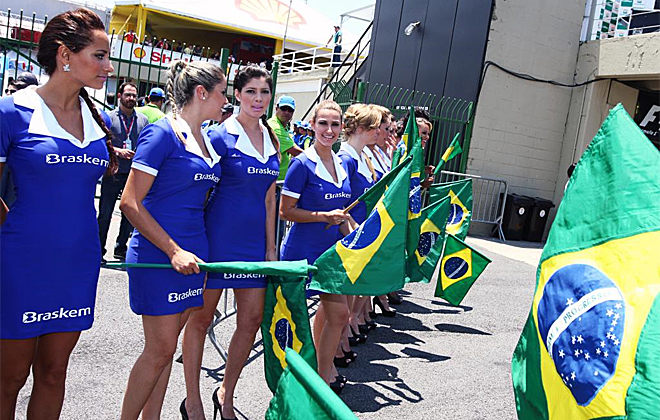 Las chicas del paddock estaban ataviadas con las banderas brasileas para dar la bienvenida a todos los aficionados al Gran Premio de Brasil.