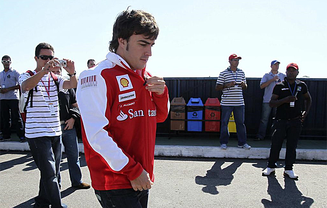 Fernando Alonso llegaba al circuito de Lago sin prestar ninguna atencin a lo que rodeaba y slo pensaba en la carrera. La concetracin es una obligacin para l antes de cada batalla en la pista.