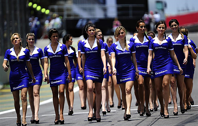 Las chicas del Gran Premio de Brasil desfilan por el circuito de Interlagos antes de que sea ocupado por todos los monoplazas.