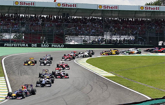 Cuando el semforo se puso en verde en el GP de Brasil los Red Bull salieron lanzados a por Hulkenberg y consiguieron pasarle en una salida espectacular.