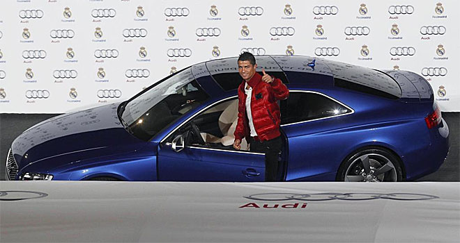 Cristiano Ronaldo juega a toda velocidad y recibi un coche con una potencia similar a la suya. El portugus, tan contento.