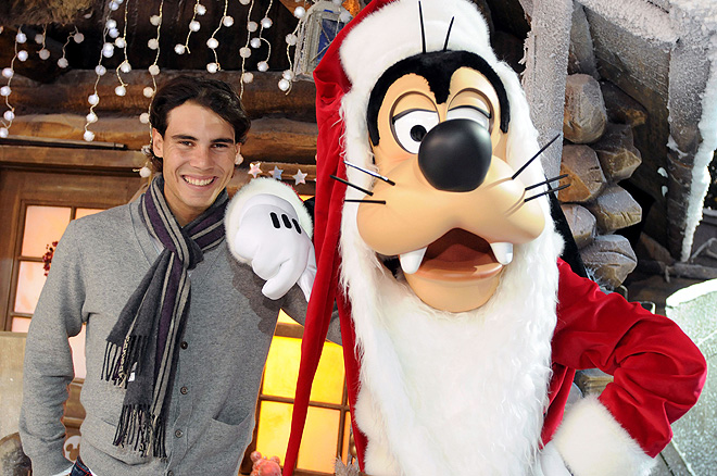 La temporada de Navidad se ha inaugurado este fin de semana en Disneyland Paris. Magia, luces, cabalgatas, nieve y muchos personajes de dibujos y reales. Rafa Nadal acudi a la cita y no dud en retratarse con Goofy.