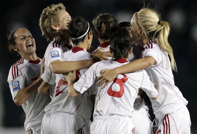 La seleccin femenina de ftbol de Canad celebr de esta manera su victoria ante Mxico en la final de la CONCACAF Women's World Cup.