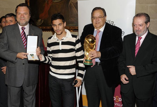 Jess Navas ha recibido la medalla de oro de la Federacin Andaluza de Ftbol (FAF) de manos de su presidente, Eduardo Herrera, ante la Copa del Mundo y en el Ayuntamiento de Sevilla.