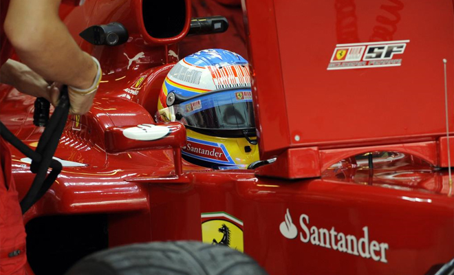 Los ingenieros de Ferrari ultiman los ltimos preparativos en el coche que conducir Fernando Alonso