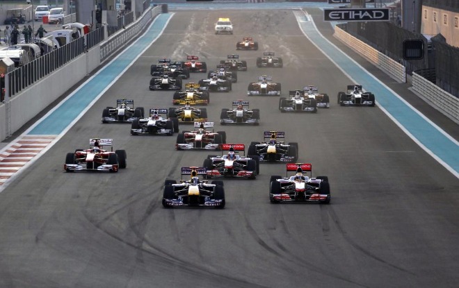 El campon de 2009 demostr el gran potencial de los McLaren en Yas Marina y se coloc por detrs de su compaero Hamilton en la salida, ganndole la posicin a Fernando Alonso.