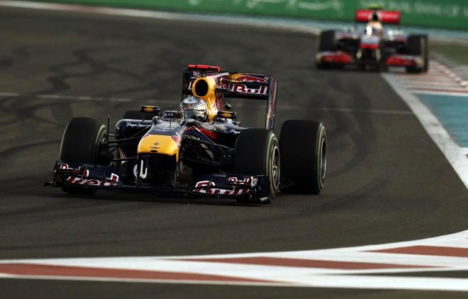 Por mucho que lo intentaba, Hamilton no encontraba la forma de no ver otra cosa que no fuera por delante que el 'culo' de Vettel.