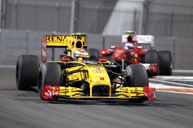 En el caso de haber podido adelantar al ruso, a Alonso an le hubiera quedado por delante el alemn Nico Rosberg y otro Renault, el del polaco Robert Kubica, cuarto y quinto en la meta, para tratar de obtener la cuarta plaza que le habra dado el ttulo.