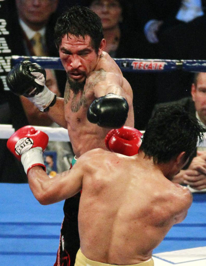 Margarito lo intent todo sobre el ring, pero el filipino Manny Pacquiao fue demasiado para l.