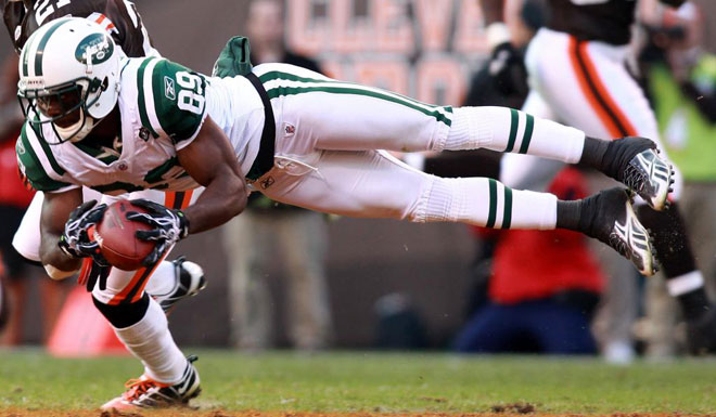 Jerricho Cotchery, jugador de los Jets, jugndose el tipo lanzndose por los aires en el partido de la NFL que enfrent a su equipo con los Browns.