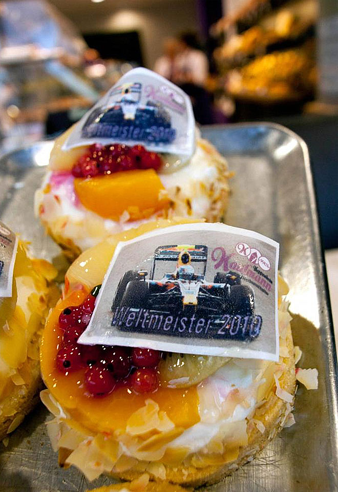 Una pastelera de Heppenheim, localidad de origen de Vettel, ofrece este lunes estos curiosos pasteles en honor a su ciudadano ms ilustre.