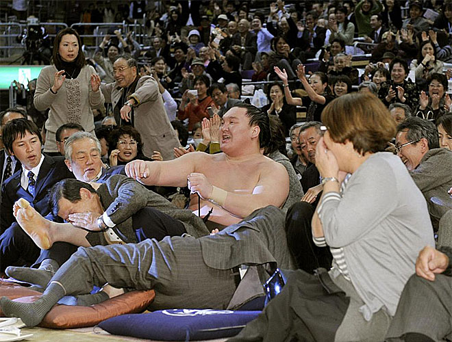 El mogol Hakuho, luchador de sumo, ha cado sobre un grupo de aficionados tras ser derribado por su rival Kisenosato.