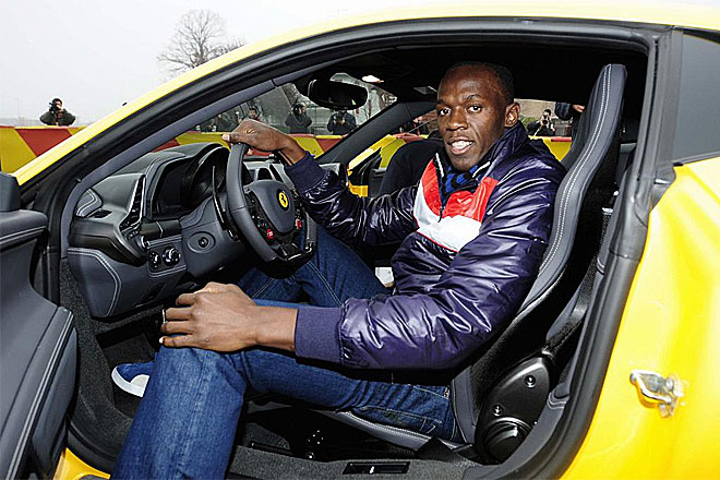 Usain Bolt posa dentro de un Ferrari 458 Italia durante una visita del velocista jamaicano al circuito privado de Fiorano.