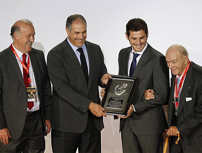 El presidente de honor del Real Madrid estuvo con los internacionales espaoles.