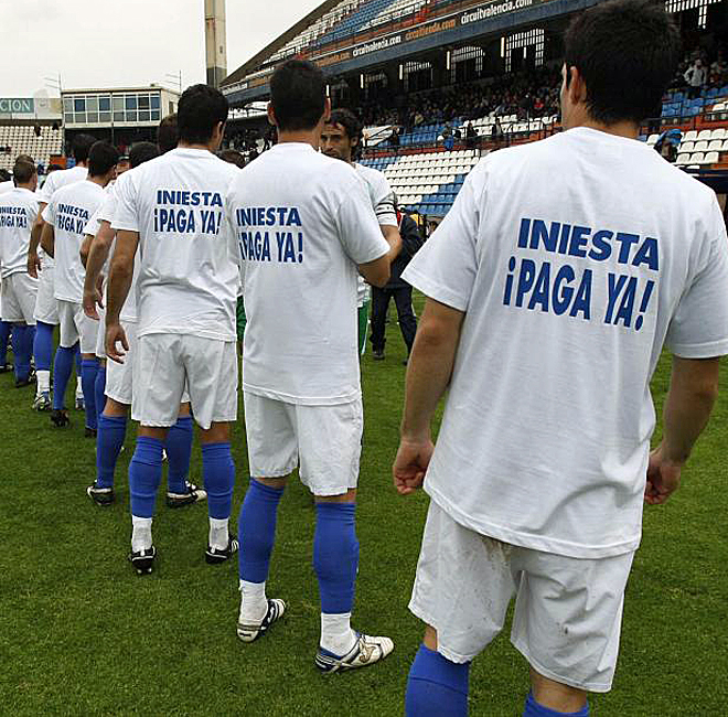Los jugadores del Alicante decidieron saltar al campo con unas camisetas que le recordaban a su dirigente Iniesta que pagase ya.