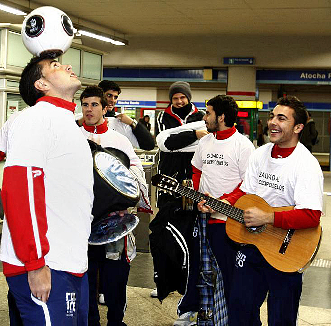 Varios jugadores del Ciempozuelos decidieron irse al metro de Madrid para pedir dinero a los que viajaban en el transporte urbano.