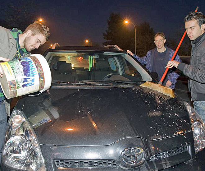 Otros jugadores del Parla se dedicaron a limpiar coches en la calle para recaudar donativos.