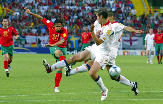 Uno de los momentos en los que el ftbol espaol toc fondo. La derrota supona volver a casa en la primera fase de la Euro 2004. Iaki Sez fue fulminado y se abri la era Luis Aragons. Portugal 1-0 Espaa (20-06-2004)