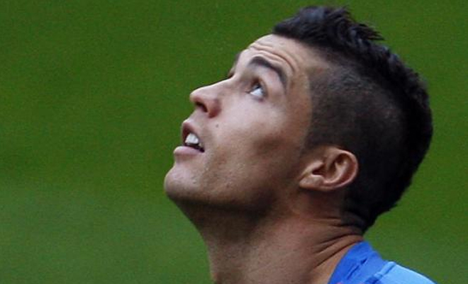 Cristiano Ronaldo se presentó en el entrenamiento de Portugal con un nuevo 'look'. El madridista se rapó los lados y se dejó la cresta del centro.