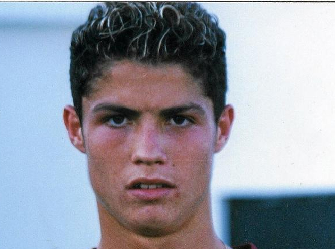 Este es el peinado que luca un jovencsimo Cristiano Ronaldo hace aos, ms larg, ms rizado y con mechas rubias.