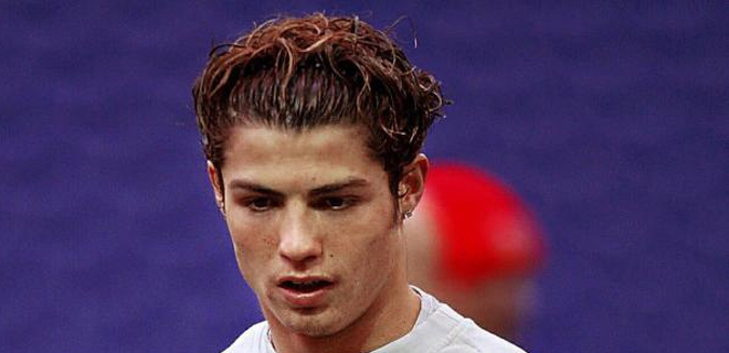 En 2004, Cristiano luci brevemente un tinte caoba y una diadema para sujetar el pelo