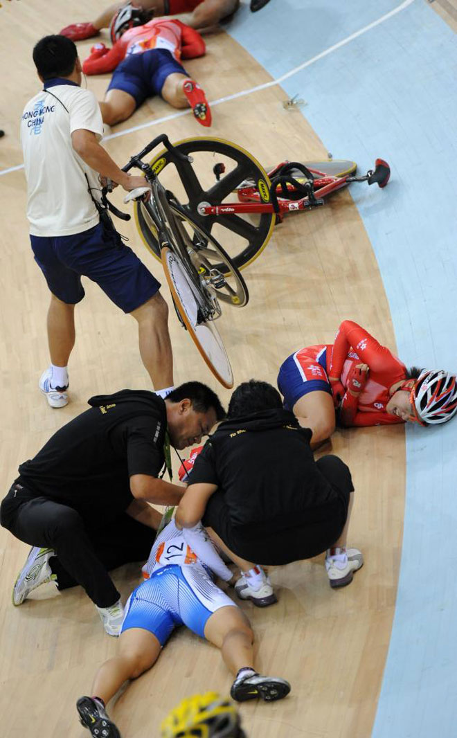 Wong Wan Yiu llorando sobre la pista tras sufrir una terrible cada junto a Diao Xiao en la prueba de ciclismo en pista de los Juegos Asitticos.