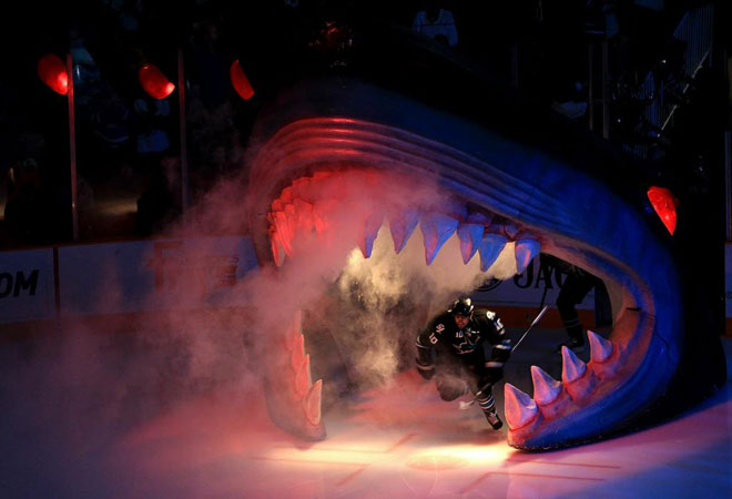 Jamal Mayers, jugador de los San Jose Sharks, en la presentacin del partido de la NHL que enfrent a su equipo a los Kings.