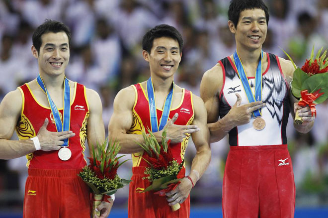 Los gimnastas chinos ganadores del oro y la plata en los actuales Juegos Asiticos hicieron en el podio un gesto con la mano que se asemejaba al de una pistola apuntando al tercer clasificado, un japons, creando algo de confusin.