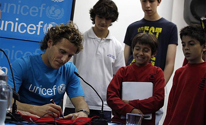 El uruguayo, embajador de UNICEF, estuvo firmando autgrafos es un acto
