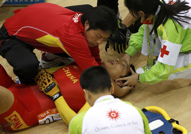 El chino Zhang Lei sufri una fuerte cada en las pruebas de ciclismo en pista de los Juegos Asiticos.
