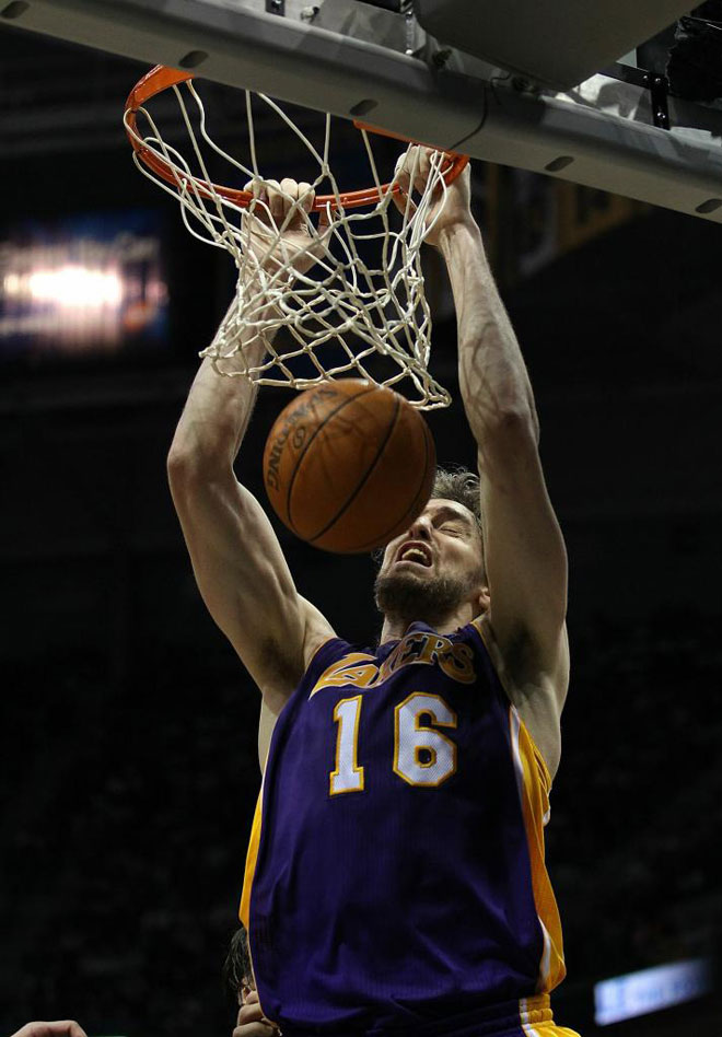 Pau Gasol machacando el aro de los Bucks en la victoria de los Lakers en Milwaukee.