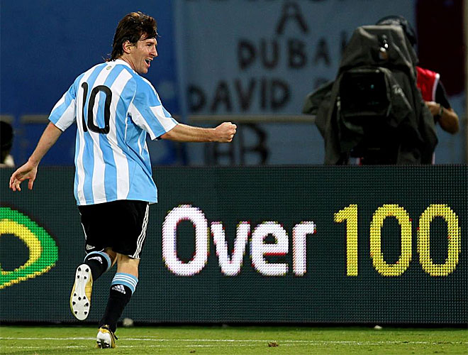 Leo Messi decidi el Clsico Brasil-Argentina con un gol casi en el ltimo minuto tras una gran jugada individual. Digan lo que digan, tambin aparece con su seleccin.