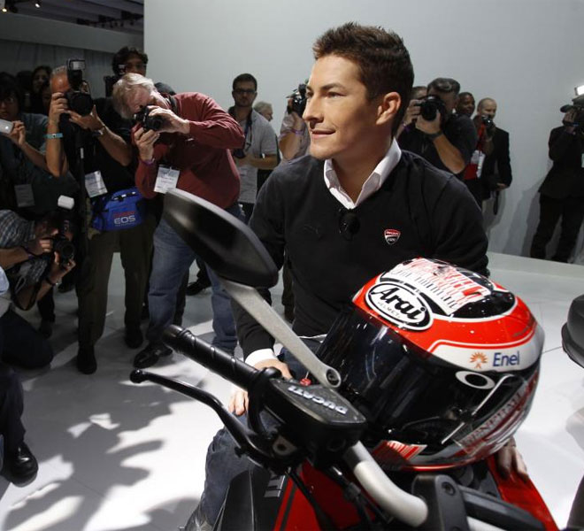 Nicky Hayden, séptimo en el Mundial de MotoGP, es fotografiado a lomos de la Ducati Diavel Carbon en el Auto Show de Los Ángeles.