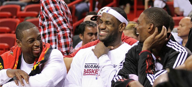 LeBron James (20 puntos y 9 asistencias), Dwyane Wade (17 puntos) y Chris Bosh (35 puntos) se lo pasan en grande en el banquillo en la victoria de sus Heat por 123-96 ante Phoenix.