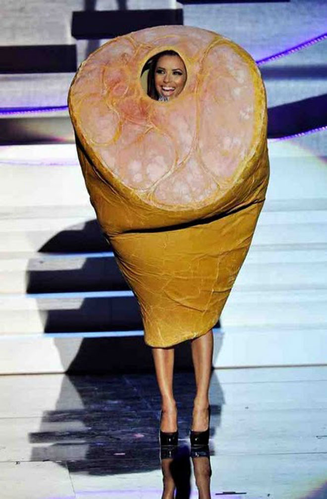 Ante de presentar la demanda de divorcio contra Tony Parker la actriz Eva Longoria de disfraz de jamn ibrico en la gala de entrega de los premios MTV que se celebr en Madrid.