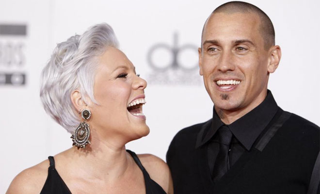 La cantante Pink y su marido, el corredor de motocross Carey Hart, llegando al American Music Awards en Los ngeles.