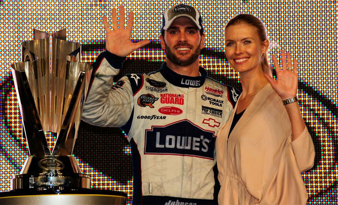 Jimmie Johnson, piloto del Lowe's Chevrolet, posa con su esposa Chandra tras ser segundo en el Ford 400 y conseguir su quinto ttulo consecutivo de NASCAR (Sprint Copa en el Homestead-Miami Speedway).