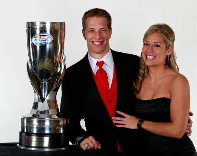 Brad Keselowski, campen de las Nationwide Series de las NASCAR, posando junto a su novia Crystal Lohman.
