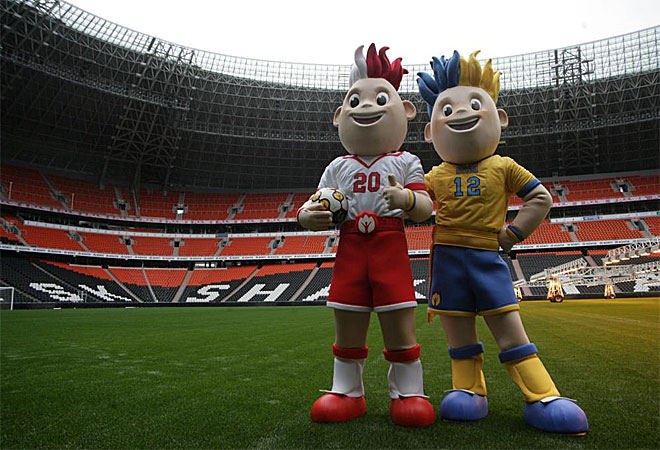 Las mascotas de la Euro 2012 lucen as de felices en el nuevo estadio de Donetsk (Ucrania).