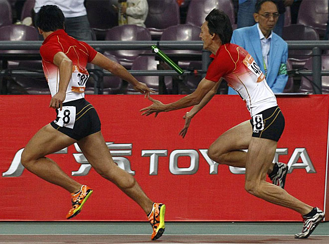 Dos velocistas japoneses fallan a la hora de pasarse el testigo en las series de los 4x100 metros de los Juegos Asiticos.