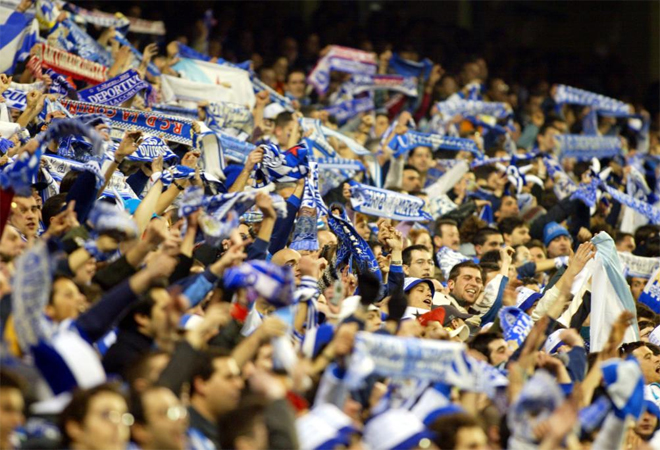 Miles de seguidores deportivistas acudieron al estadio Santiago Bernabu a animar a los suyos.